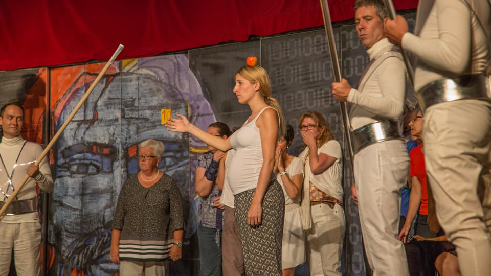 Walter giugads da Bettina Hermann spetga sin il sajet da ses bab Guglielm Tell.