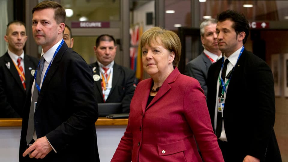 La chanceliera tudestga Angela Merkel ensemen cun autras persunas.