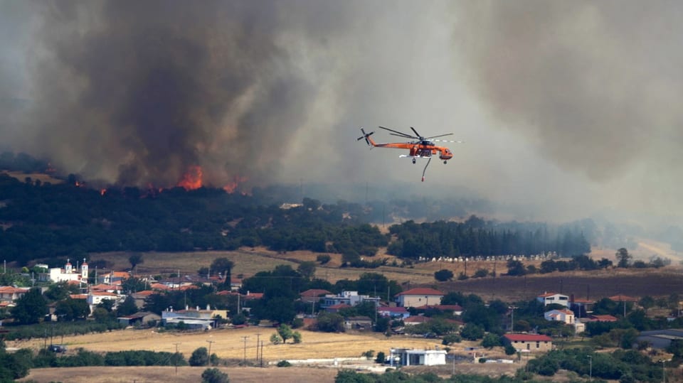 Helikopter bei Löscharbeiten in Griechenland