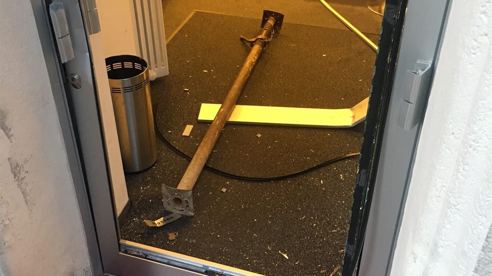 Pitga cun la quala ils nunenconuschents han sfratgà en la fanestra.