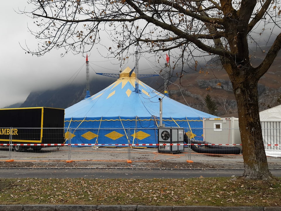 Las passa 40 preschentaziuns han lieu durant las proximas tschintg emnas en questa tenda a Cuira.