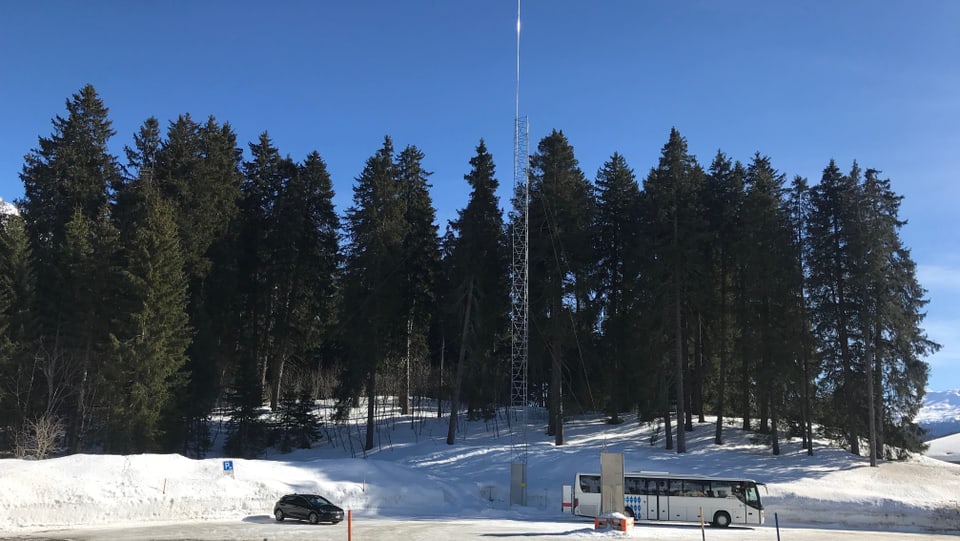 Varga 40 meters auta duai vegnir la nova antenna da 5G a l'ur d'in parcada en il vitg da Valbella.