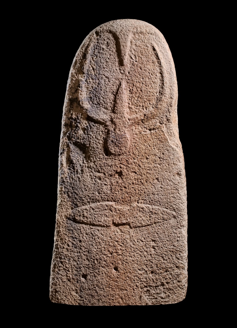 Stela masculina cun fatscha en furma da t, simbol, en furma d'ina testa da chau da taur e stilet dubel.