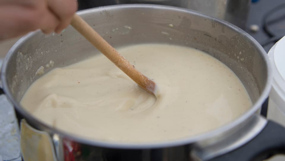 Ina cazzetta cun en ina broda alva - Al banchet «Food Save» è vegnì cuschinà cun legums che fissan sa tschentads en il rument.