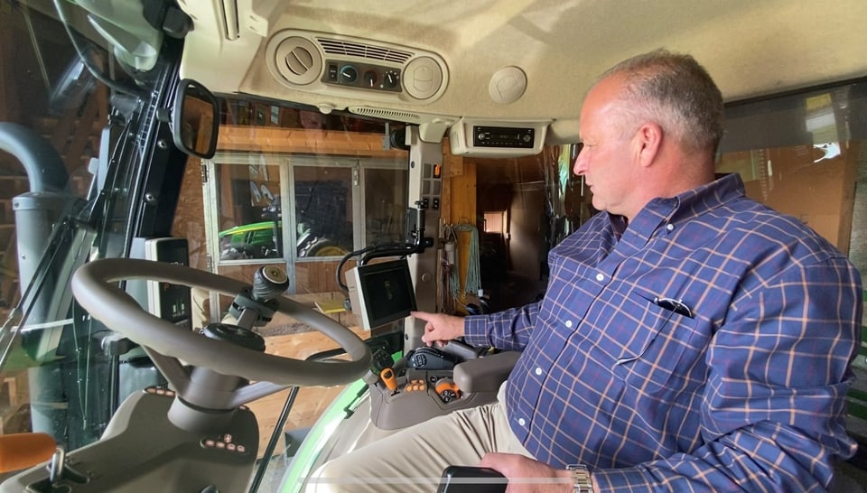 Gian Peter Niggli en il tractor