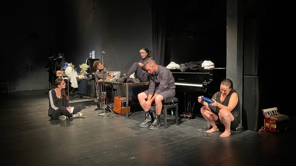 acturs sesan giun plaun u sin sutgas sin tribuna. szena da teater
