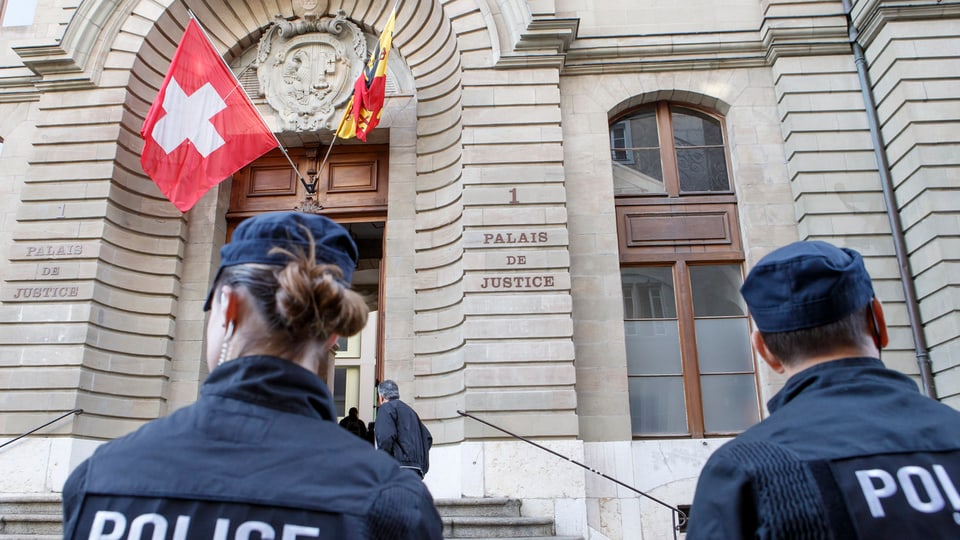 Purtret da dus policists davant la dretgira. 