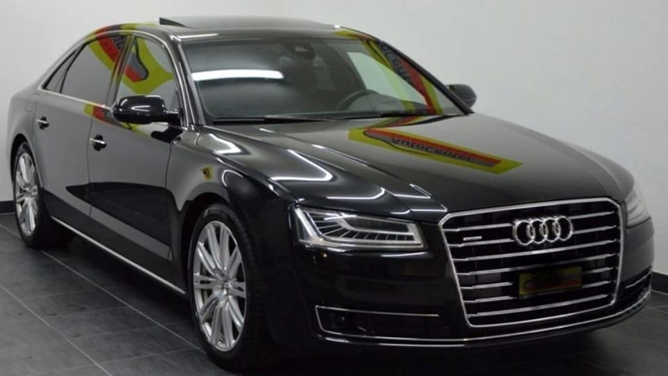 purtret d'in Audi nair.