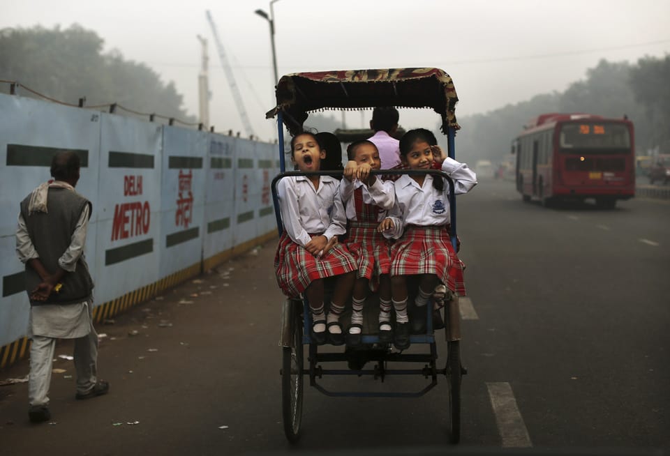 Indische Mädchen auf dem Schulweg