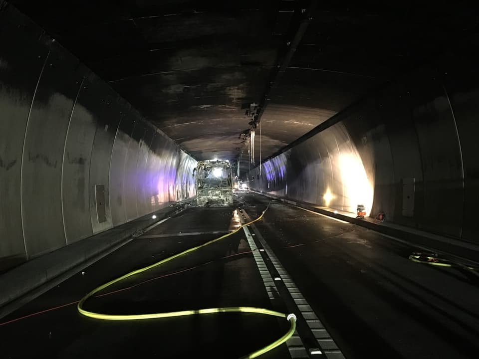 autocar brischà en il tunnel dal San Bernardino