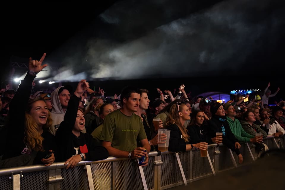 Das Publikum vor der Bühne am Open Air Lumnezia.