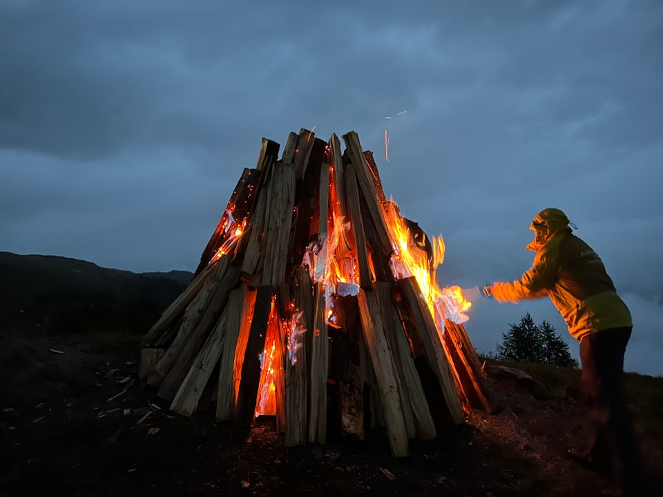 Der Holzstapel wird angezündet