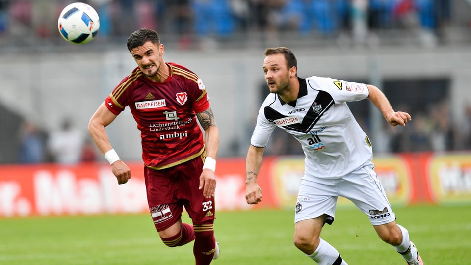 Armando Sadiku da Vaduz (san.) en il duell cunter Goran Jozinovic da Lugano.