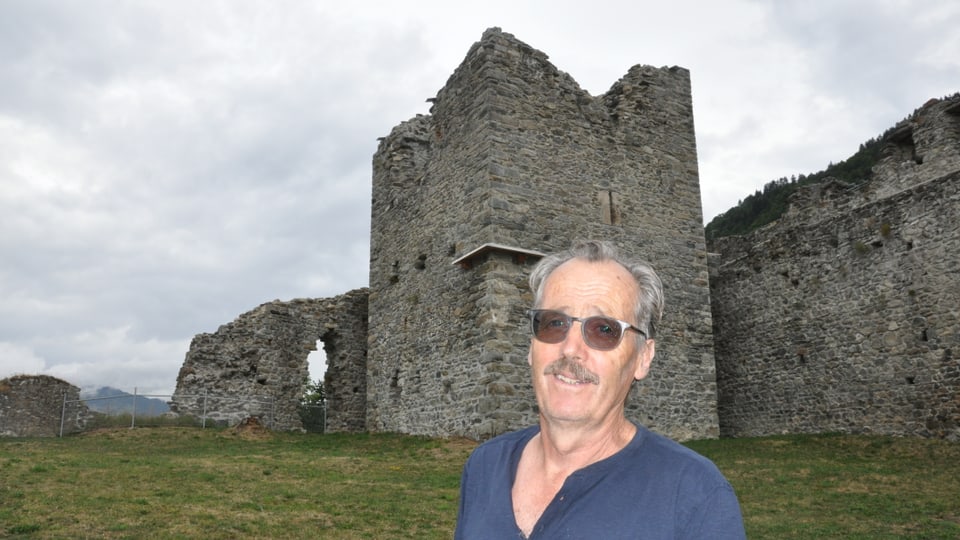 Ueli Thöny enconuscha la ruina Castels sco strusch in auter.