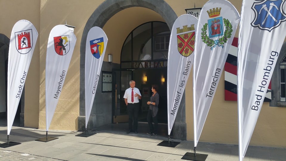 6 bandieras a l'entrada da la chasa communala da Cuira