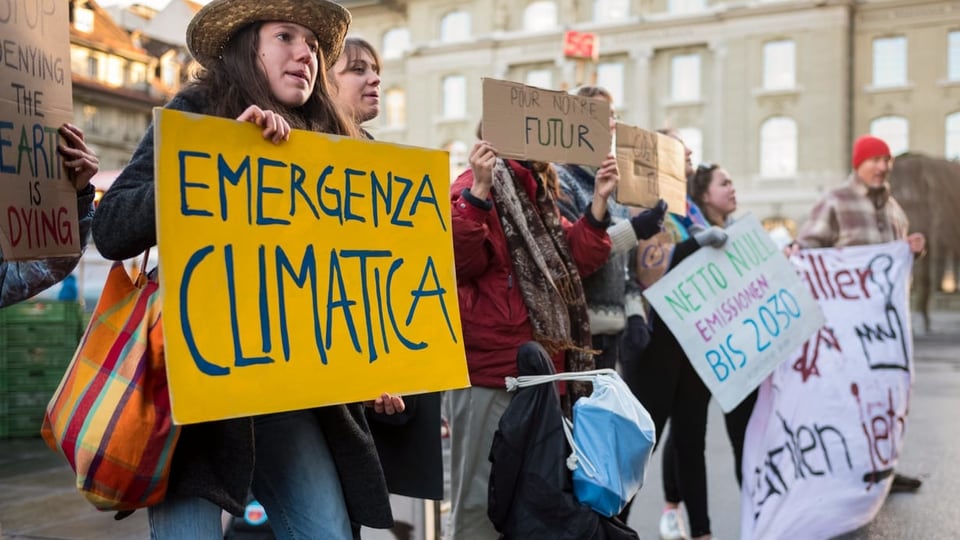 Giuvenils che demonstreschan per il clima.