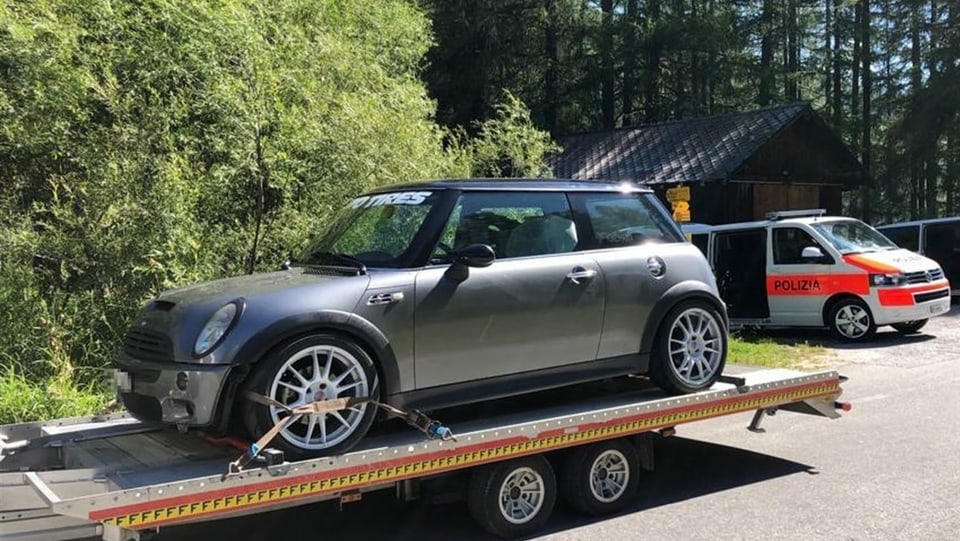 Auto che vegn transportà davant.