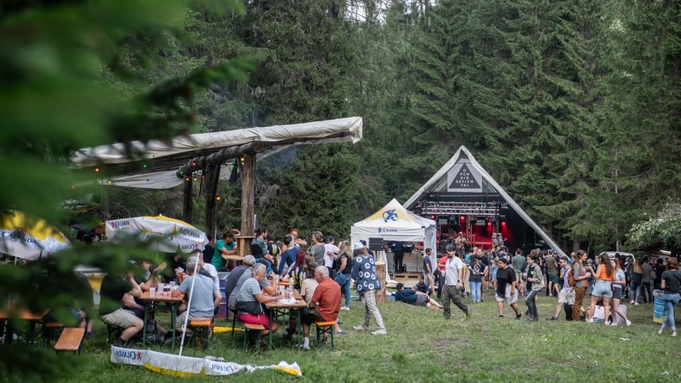 Open Air Stussavgia. Das Publikum tanzt.
