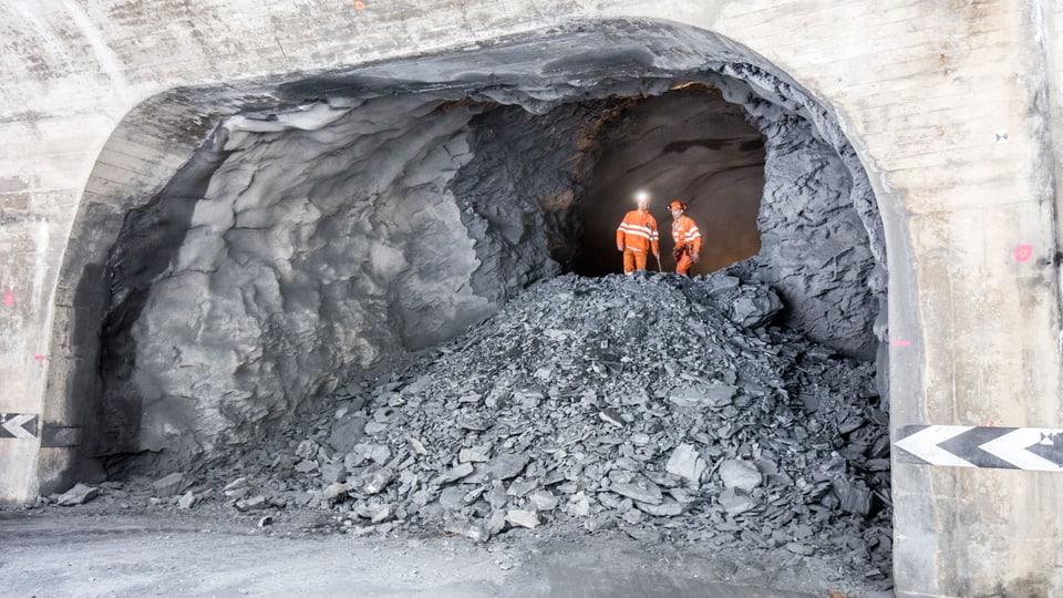 Ils emprims miniers pon traversar il tunnel ora en il liber.