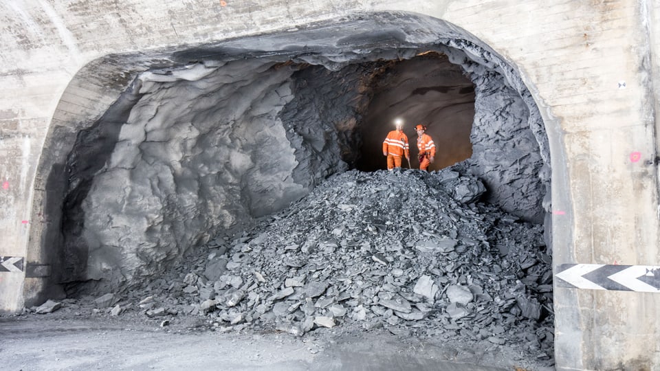 Ils emprims miniers pon traversar il tunnel ora en il liber.