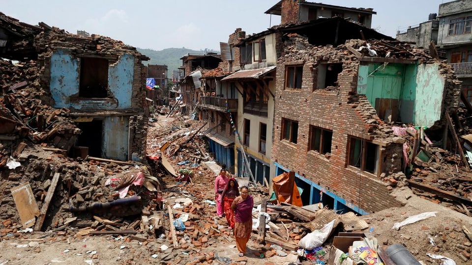 Bajetgs devastads a Sankhu en la vischinanza da Kathmandu.