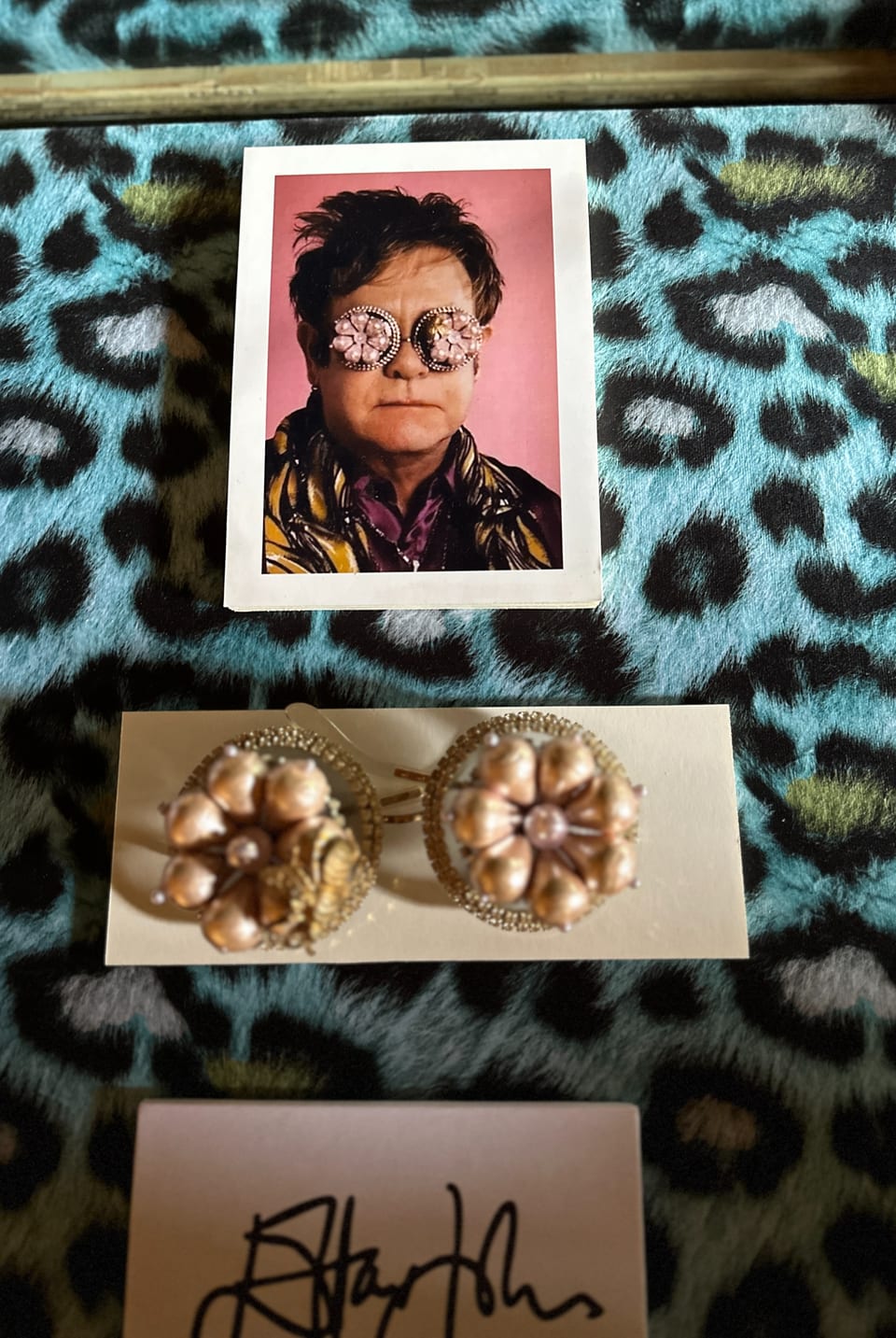 Brillenausstellung mit ausgefallener Brille von Elton John.
