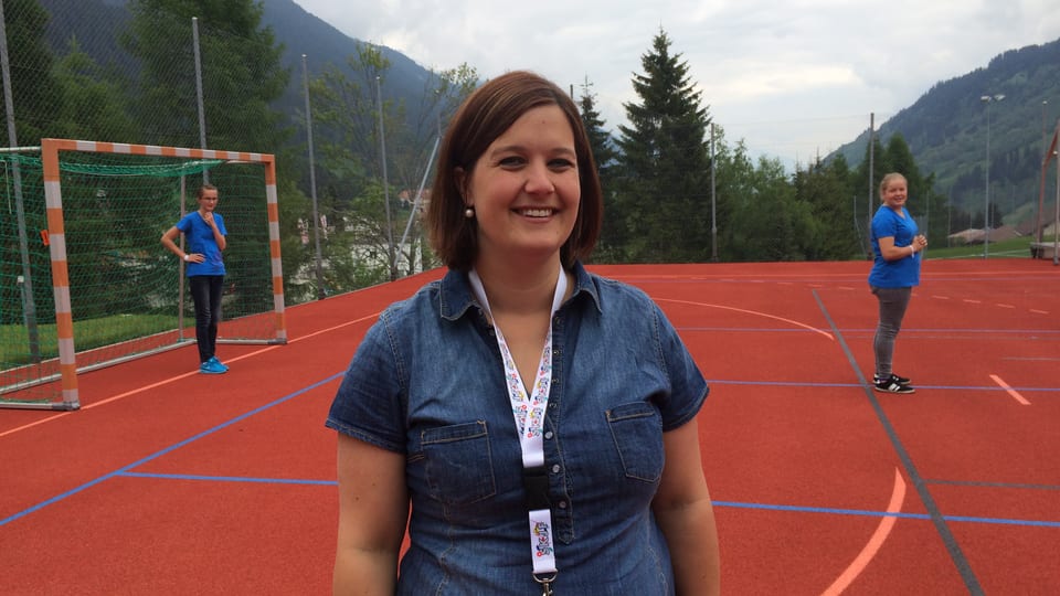 Flavia Walder la presidenta dal comité d'organisaziun sin la plazza da giugar avant il center da sport a Mustér