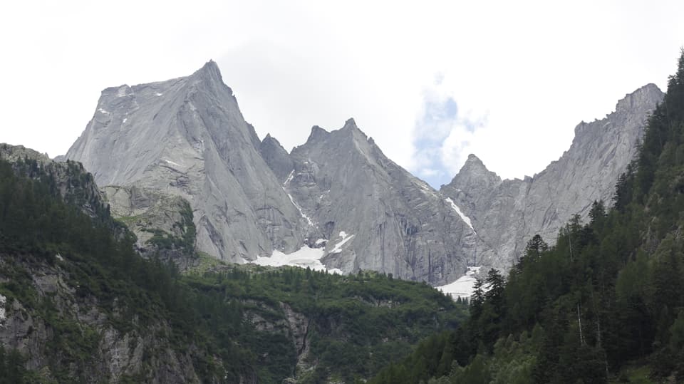 Il Piz Badile a sanestra, bain visibel il spitg enconuschent.