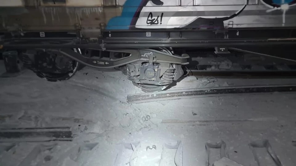 Zerstörtes Gleis im Gotthard-Basistunnel nach Güterzugentgleisung.