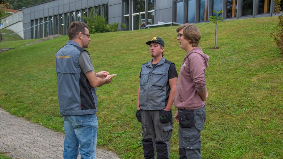 Marcus Flepp dat instrucziuns a Rick e Maik (da san.).