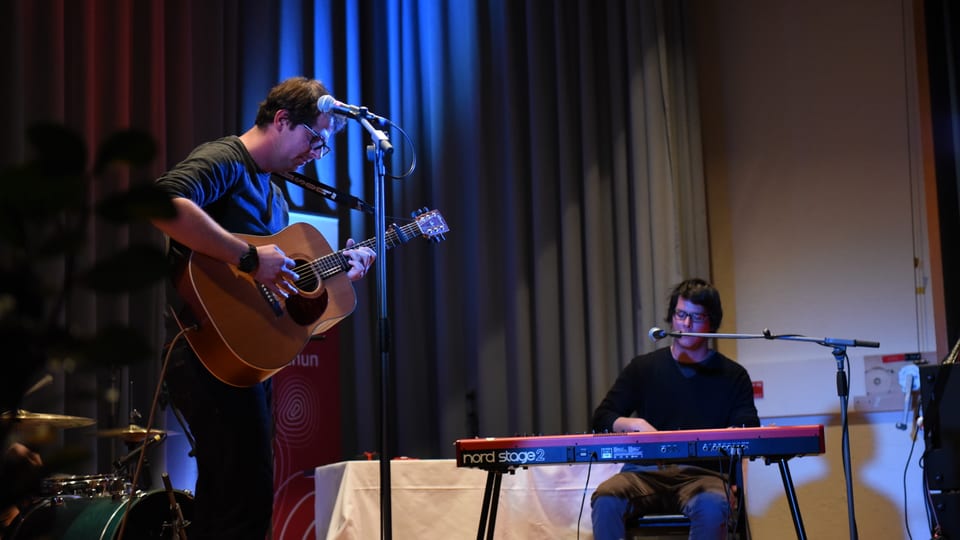 Curdin Nicolay e sia band In chantautur sin il palc.