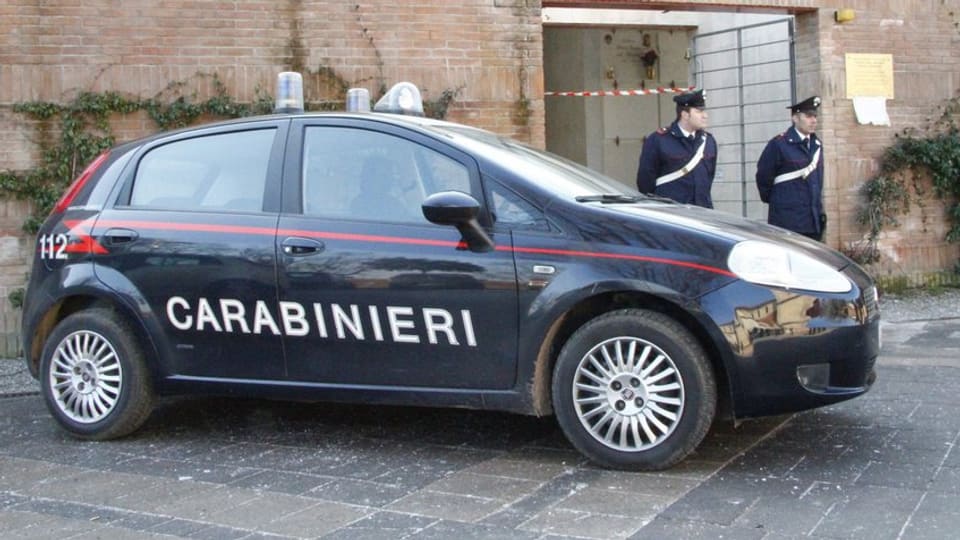 Dus policists taliana avant l'auto da polizia. 