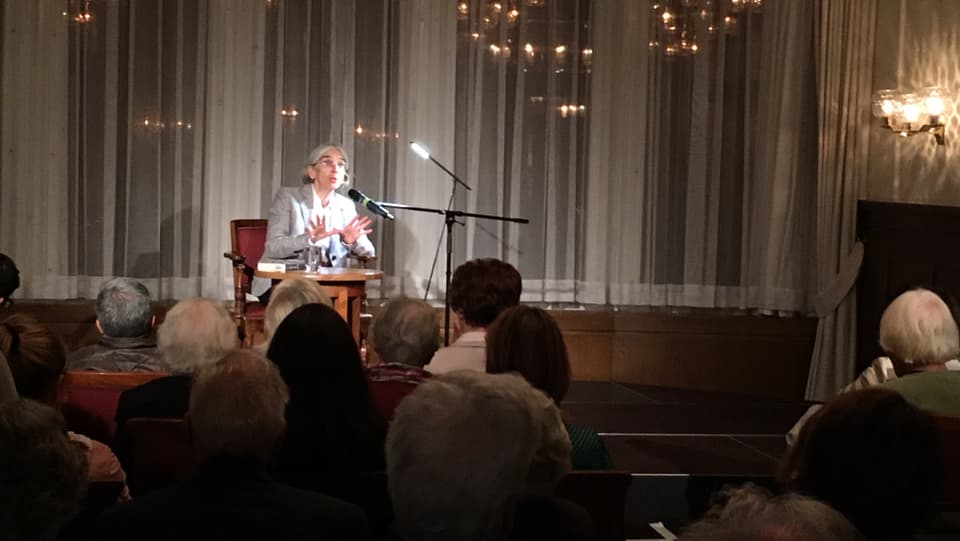 Donna Leon che prelegia a Segl en il hotel Waldhaus.