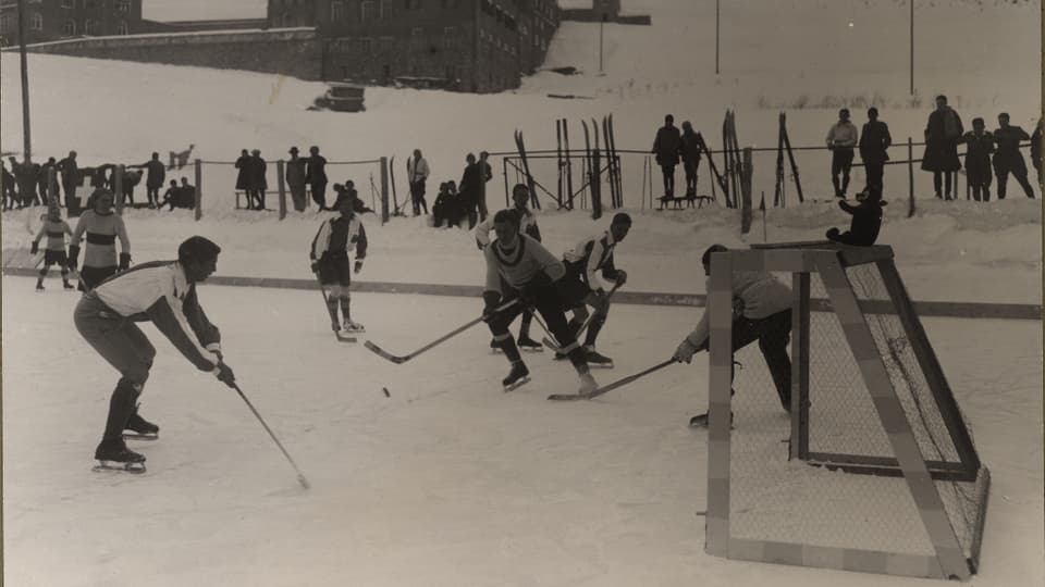 Gieu da hockey l'onn 1924 a Zuoz.