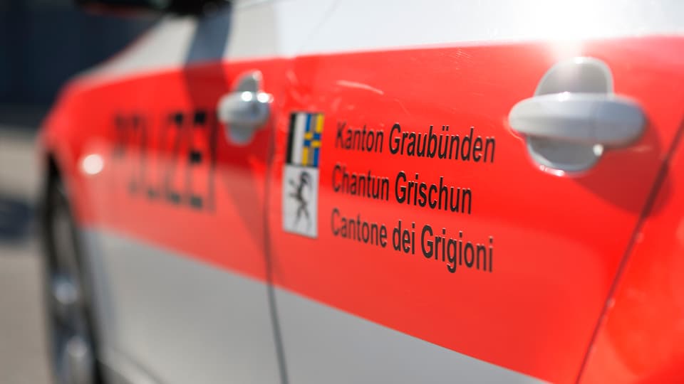 Ina part d'in auto da polizia grischun cun il logo.