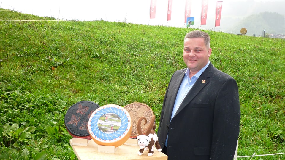 Marcel Singer, menader da fatschenta da la Bergsenn avant la chascharia a Mustér.
