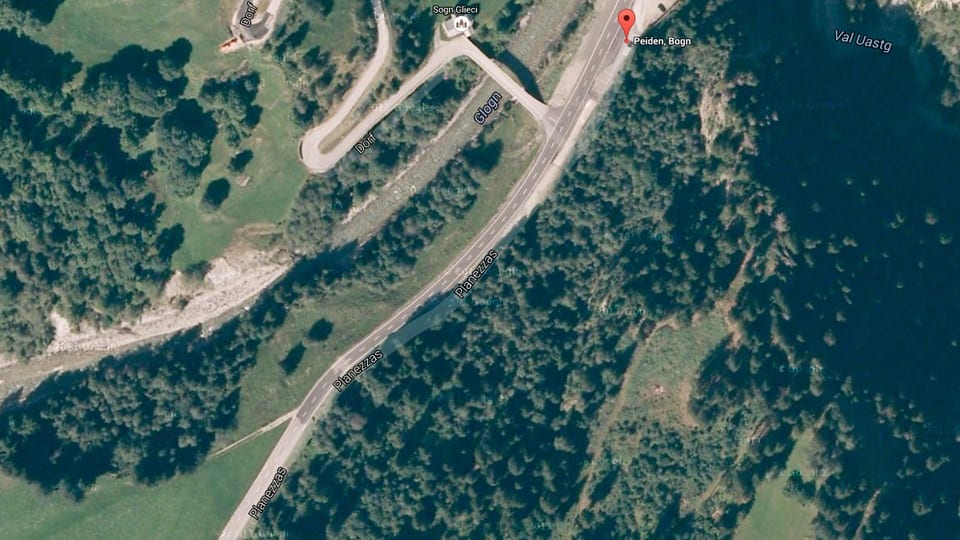 In purtret da Google Maps mussa da surengiu co la via da funs veseva ora avant la meglieraziun.