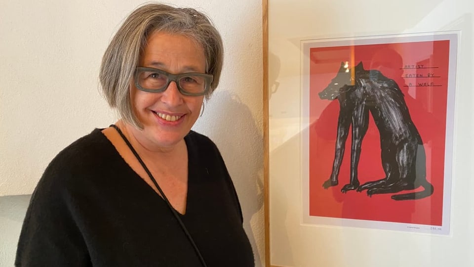Franziska Dürr avant in maletg d'in luf nair sin fund cotschen.