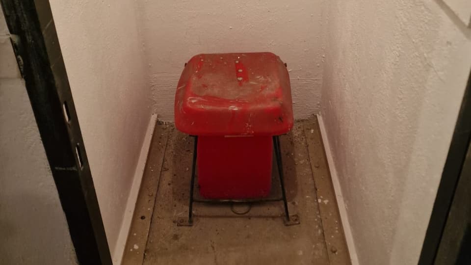 En il bunker da schurmetg deva quai be tualettas sitgas – nua ch'ins pudeva metter en in satg da plastic. 