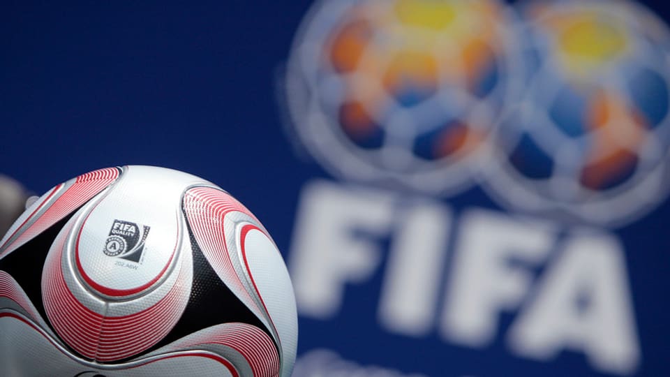 Ina balla, en il fund il logo da la FIFA.