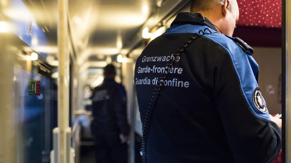 in guardia da cunfin fa controlla en in tren