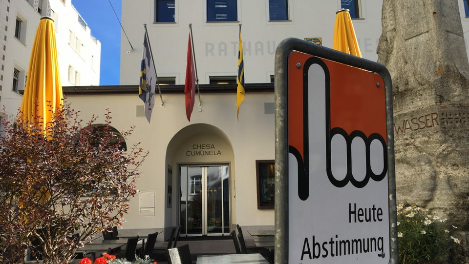 Tavla "Heute Abstimmung" davant la chasa communala da San Murezzan.