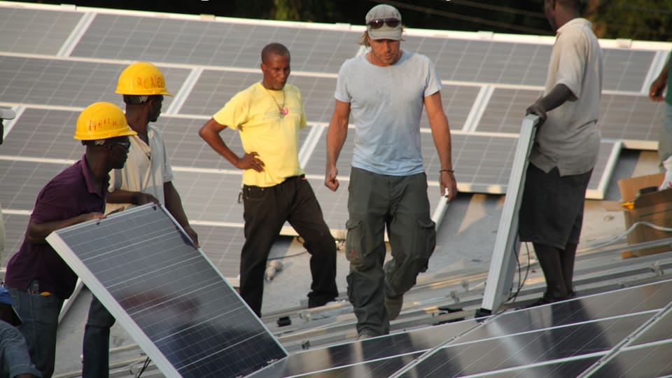 784 panels solars èn vegnids montads sin il spital en il Haiti.