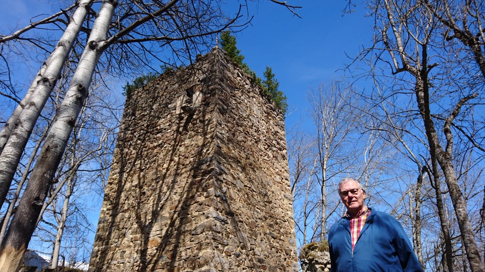 Rico de Castelberg davant la ruina dal chastè da ses antenats.