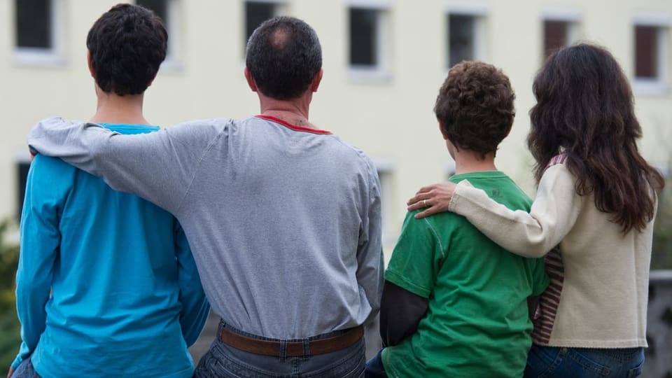 Famiglia oriunda da la Siria, en la Germania l'onn 2012, avant in center d'asil. 