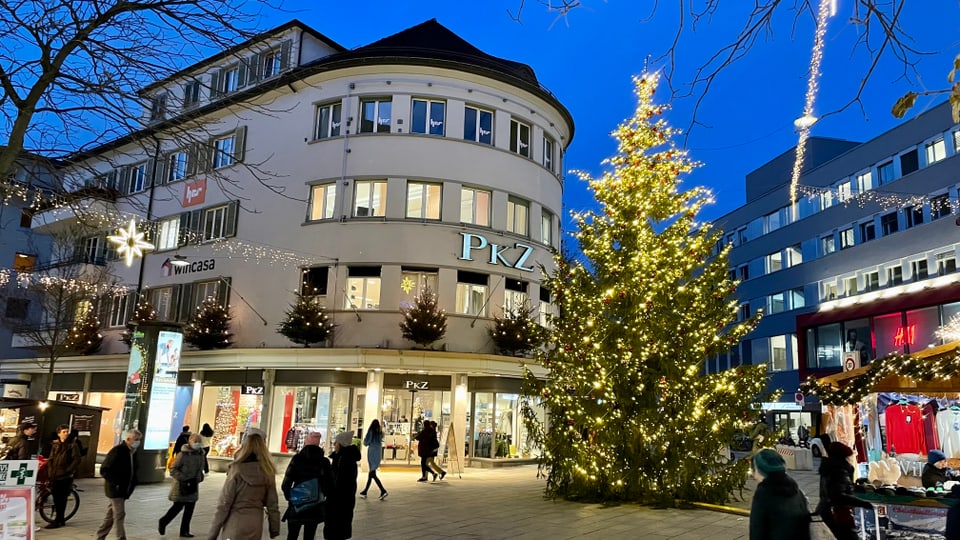 plazza dad Alexander a Cuira cun pigol da Nadal  illuminà 