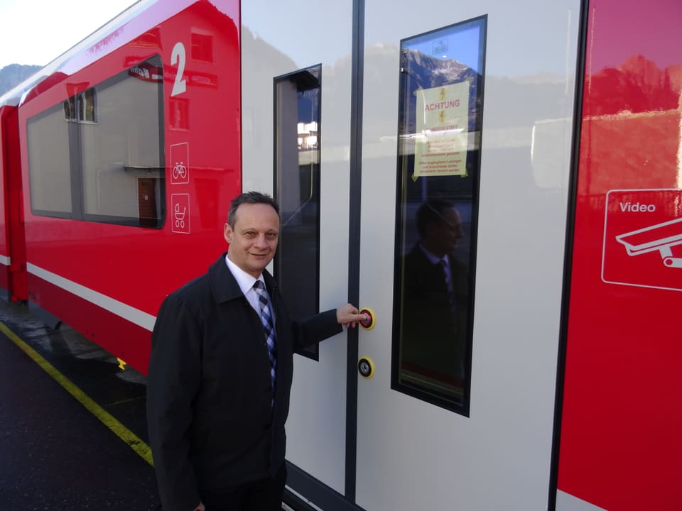 Stefan Engler, il president dal cussegl d'administraziun da la Viafier retica, avant la porta dal nov tren. 