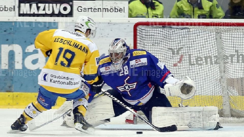 L'attatgader dal HCD Marc Aeschlimann marca il gol decisiv per il HCD cunter Martin Gerber.
