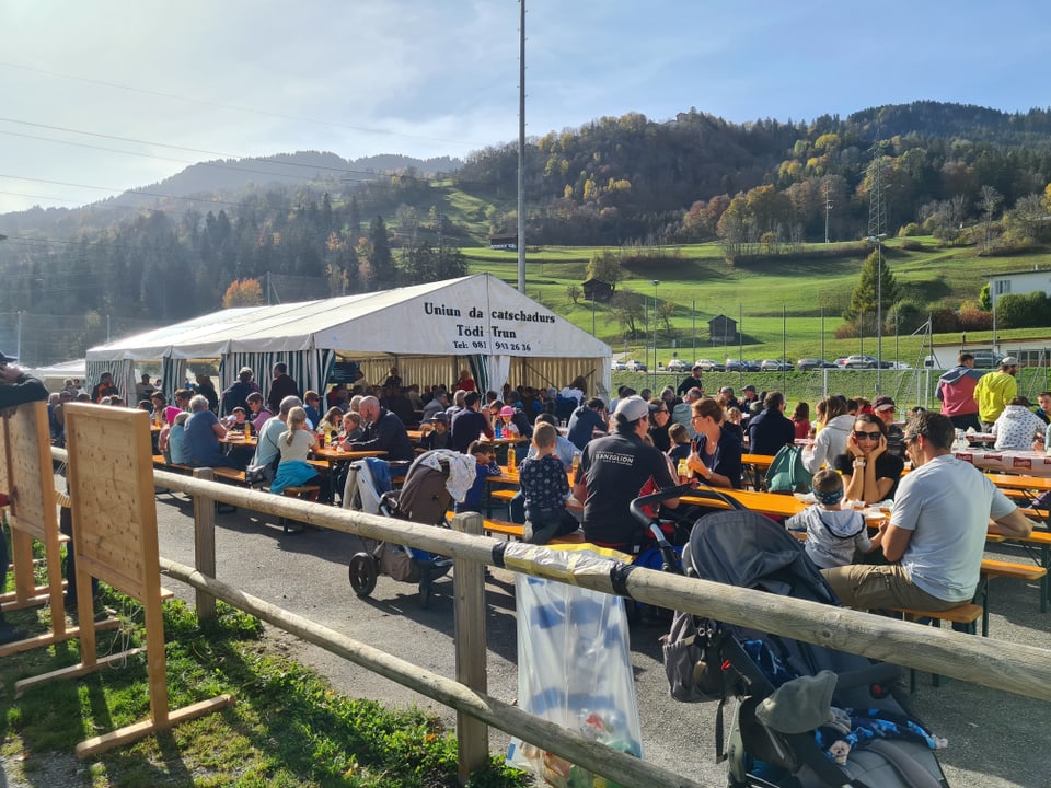 Da mezdi era il plaz en la tenda scarts. 