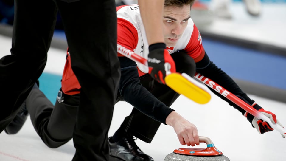 Purtret da Peter De Cruz che sajetta in dals craps da curling. 